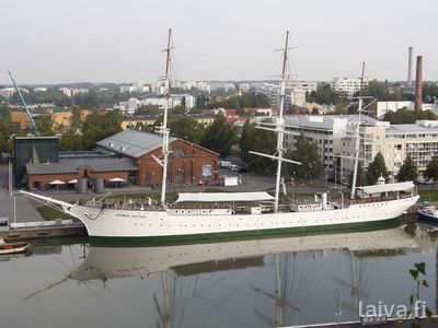 Suomen Joutsen paikallaan Aurajoessa syyskuussa 2018.