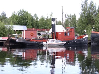 Tippa Laitaatsillassa kesällä 2009, takanaan eväskontti, Ketti-proomu.