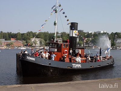 Tommi tulossa Lappeenrannan satamaan Tytti-proomunsa kanssa 2006.