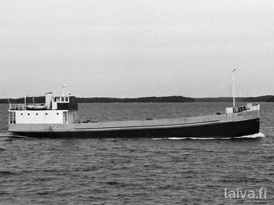 Hiekkalaiva Greta matkalla Helsingistä Porvooseen heinäkuussa 1983.