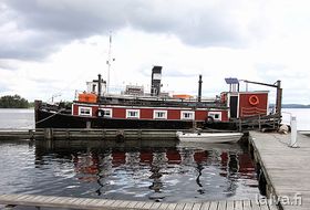 Loviisa kotilaiturissaan Anttolassa 2012. Takana höyryhinaaja Toimi II.