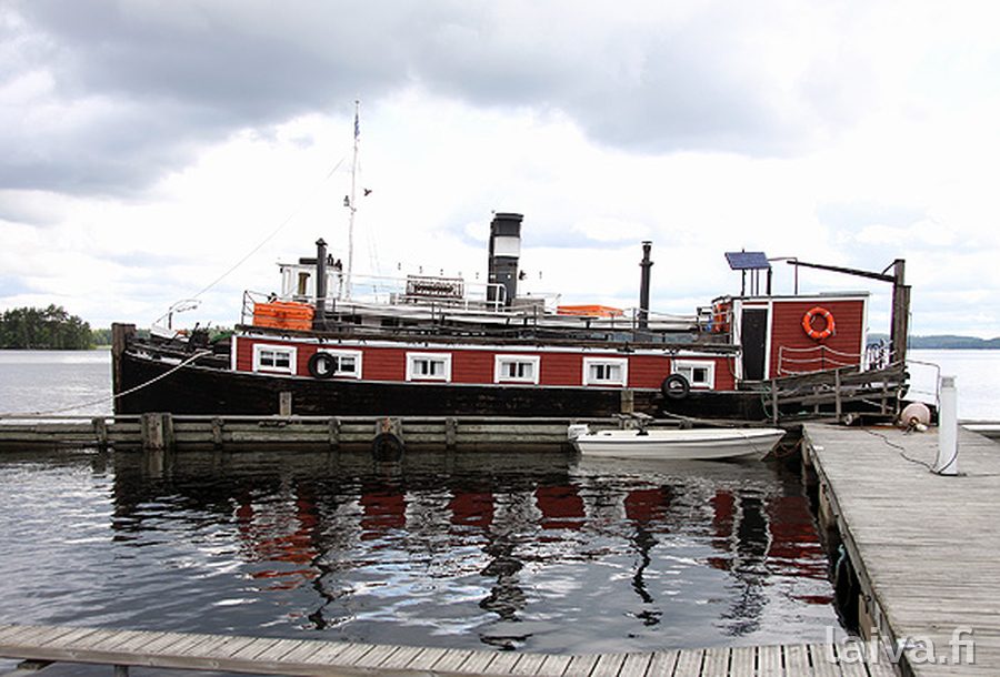 Loviisa kotilaiturissaan Anttolassa 2012. Takana höyryhinaaja Toimi II.