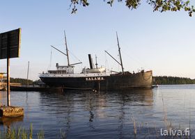 Museolaiva Salama kotilaiturissaan Savonlinnan Riihisaaressa.
