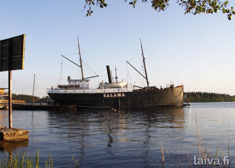 Museolaiva Salama kotilaiturissaan Savonlinnan Riihisaaressa.