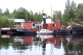 Tippa Laitaatsillassa kesällä 2009, takanaan eväskontti, Ketti-proomu.