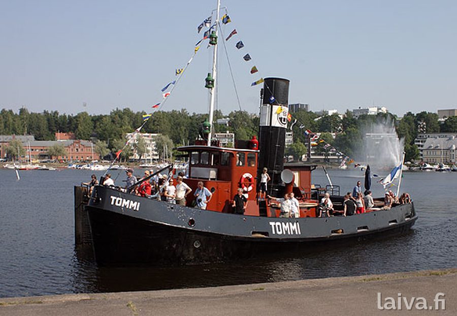 Tommi tulossa Lappeenrannan satamaan Tytti-proomunsa kanssa 2006.